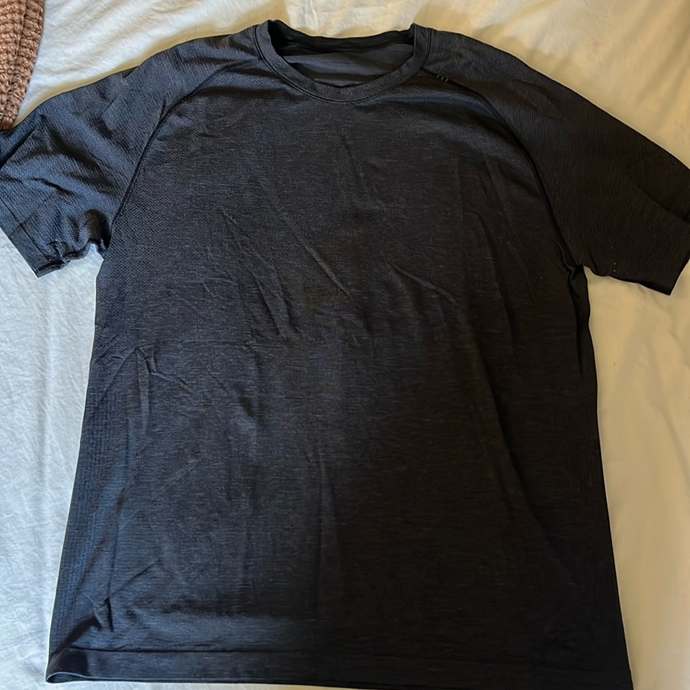 Lululemon Metal Vent Tech Short Sleeve Shirt Size XL. Dark Grey